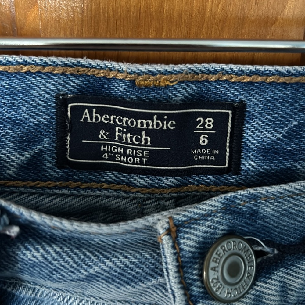 A&F High Rise 4” Short - Picture 4 of 5